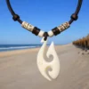 Collar Hei Matau para Hombre - con un Colgante de hueso tallado de Nueva Zelanda.