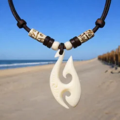Collar Hei Matau para Hombre - con un Colgante de hueso tallado de Nueva Zelanda.