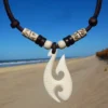 Collar Hei Matau Hombre de inspiración maorí en cuero y hueso, símbolo de protección