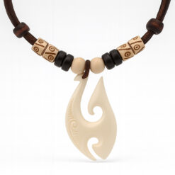 Collar Hei Matau para Hombre - con un Colgante de hueso tallado de Nueva Zelanda.