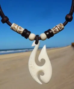 Collar Hei Matau Hombre de inspiración maorí en cuero y hueso, símbolo de protección