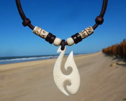Collar Hei Matau Hombre de inspiración maorí en cuero y hueso, símbolo de protección