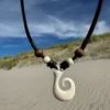 Collar Koru cadena de Cuero para Damas. Colgante hecho a mano de Nueva Zelanda. Ideal para la Playa