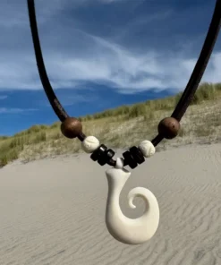 Collar Koru cadena de Cuero para Damas. Colgante hecho a mano de Nueva Zelanda. Ideal para la Playa