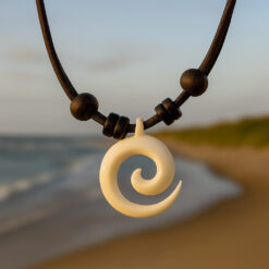 Collar Koru Cuero Nueva Zelanda - con un colgante de hueso tallado a mano.