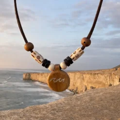 Collar Surfista de Cuero Olas para Surferos y Surferas . 100% Resistente al Agua