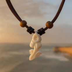 Collar de Cuero Gecko - Colgante de hueso tallado . echo a Mano.