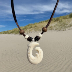 Collar de Cuero Hei Matau, Colgante hecho a Mano de Nueva Zelanda ideal para Hombre y Mujer.