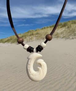 Collar de Cuero Hei Matau, Colgante hecho a Mano de Nueva Zelanda ideal para Hombre y Mujer.