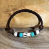 Pulsera surfera hombre de cuero doble con cuentas coco, turquesa y huesos blancos , hecha a mano.