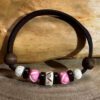 Pulsera surfera para mujer con cuero doble, cuentas de coco y hueso tallado. cierre ajustable