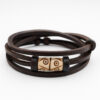 Pulsera surfista de cuero envolvente unisex con hueso tallado. Ideal para Hombres y Mujeres.
