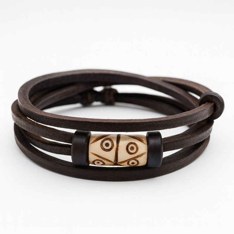 Pulsera surfista de cuero envolvente unisex con hueso tallado. Ideal para Hombres y Mujeres.