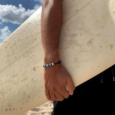 Pulseras Surferas doble cuero de cabra , anillos de coco y huesos tallados . para mujeres y hombres .