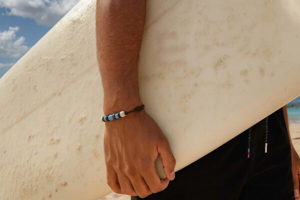 Pulseras Surferas doble cuero de cabra , anillos de coco y huesos tallados . para mujeres y hombres 