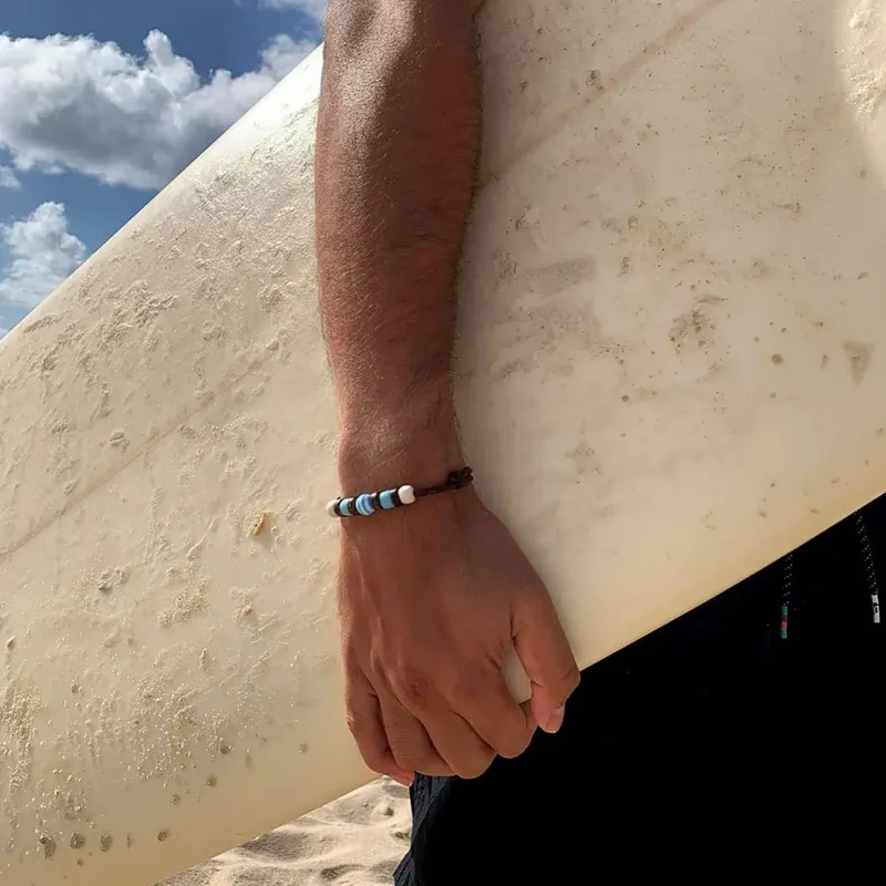 Pulseras Surferas doble cuero de cabra , anillos de coco y huesos tallados . para mujeres y hombres .