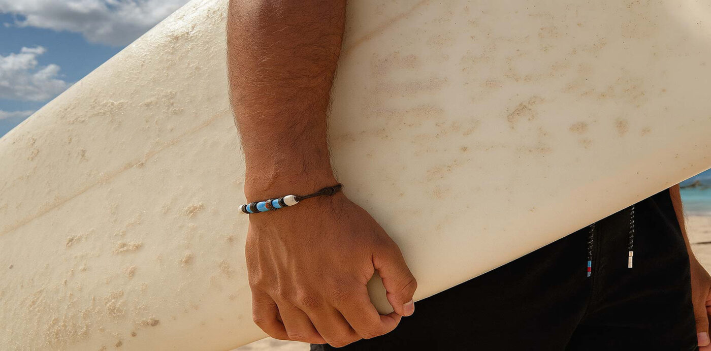 Pulseras Surferas doble cuero de cabra , anillos de coco y huesos tallados . para mujeres y hombres