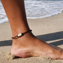 Tobillera de cuero estilo maorí usada en la playa